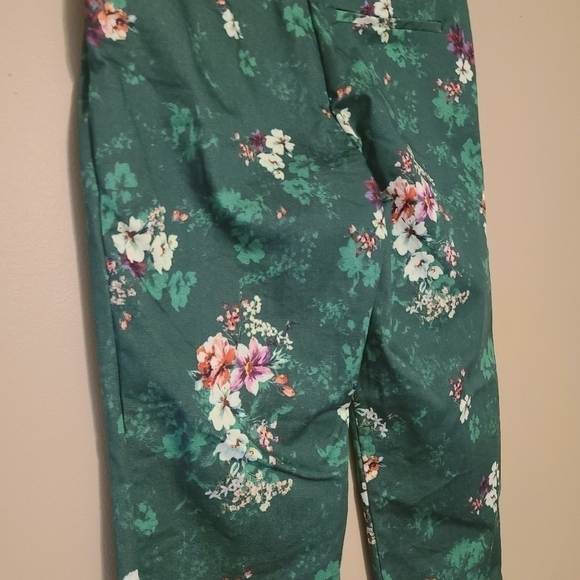 H&M | Women's Green Floral Pull-on Style Straight Ankle Pants (Size 8) - Picture 11 of 15
